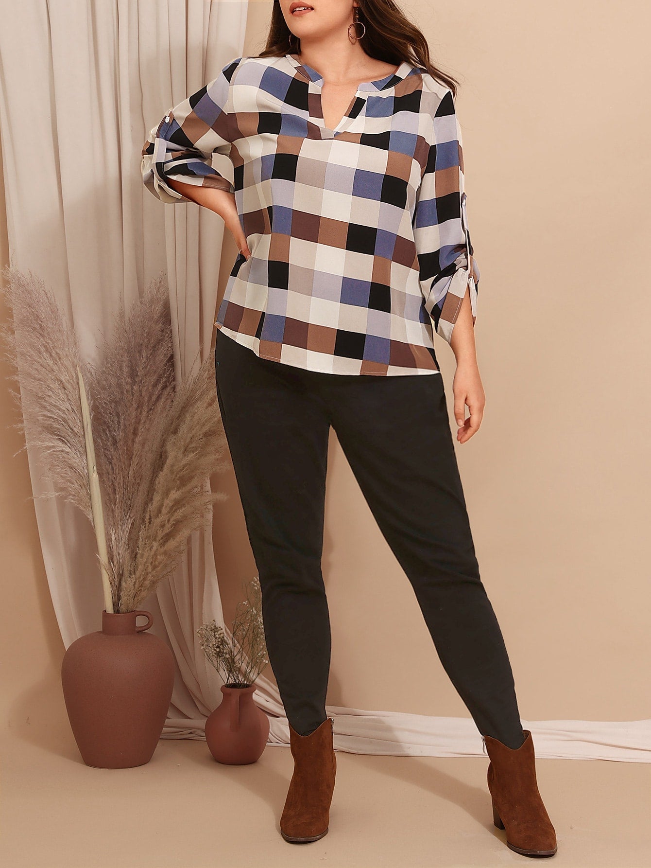 Blusa Feminina Plus Size Xadrez Decote V Entalhado