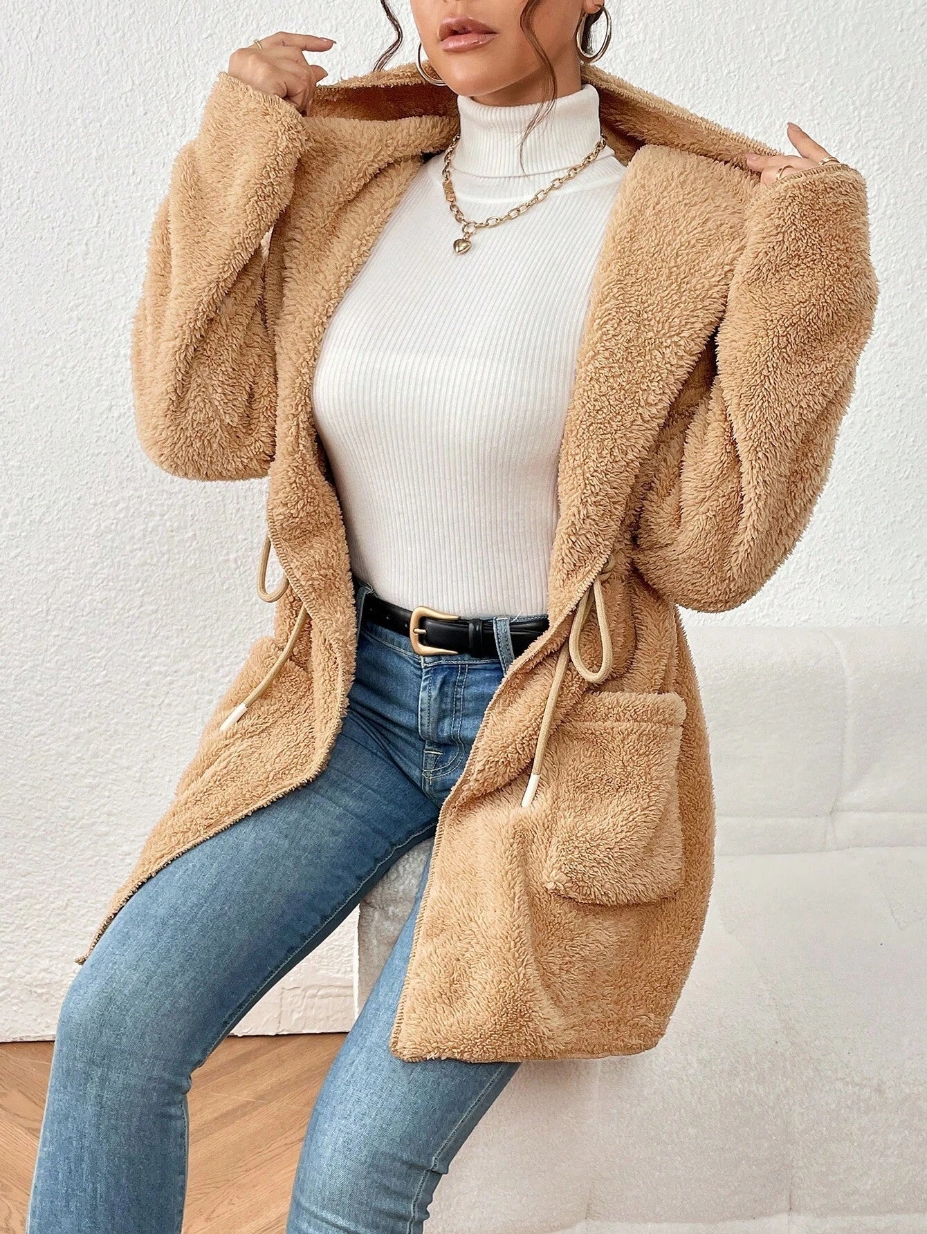 Casaco Feminino Inverno Peluciado com Capuz e Bolsos