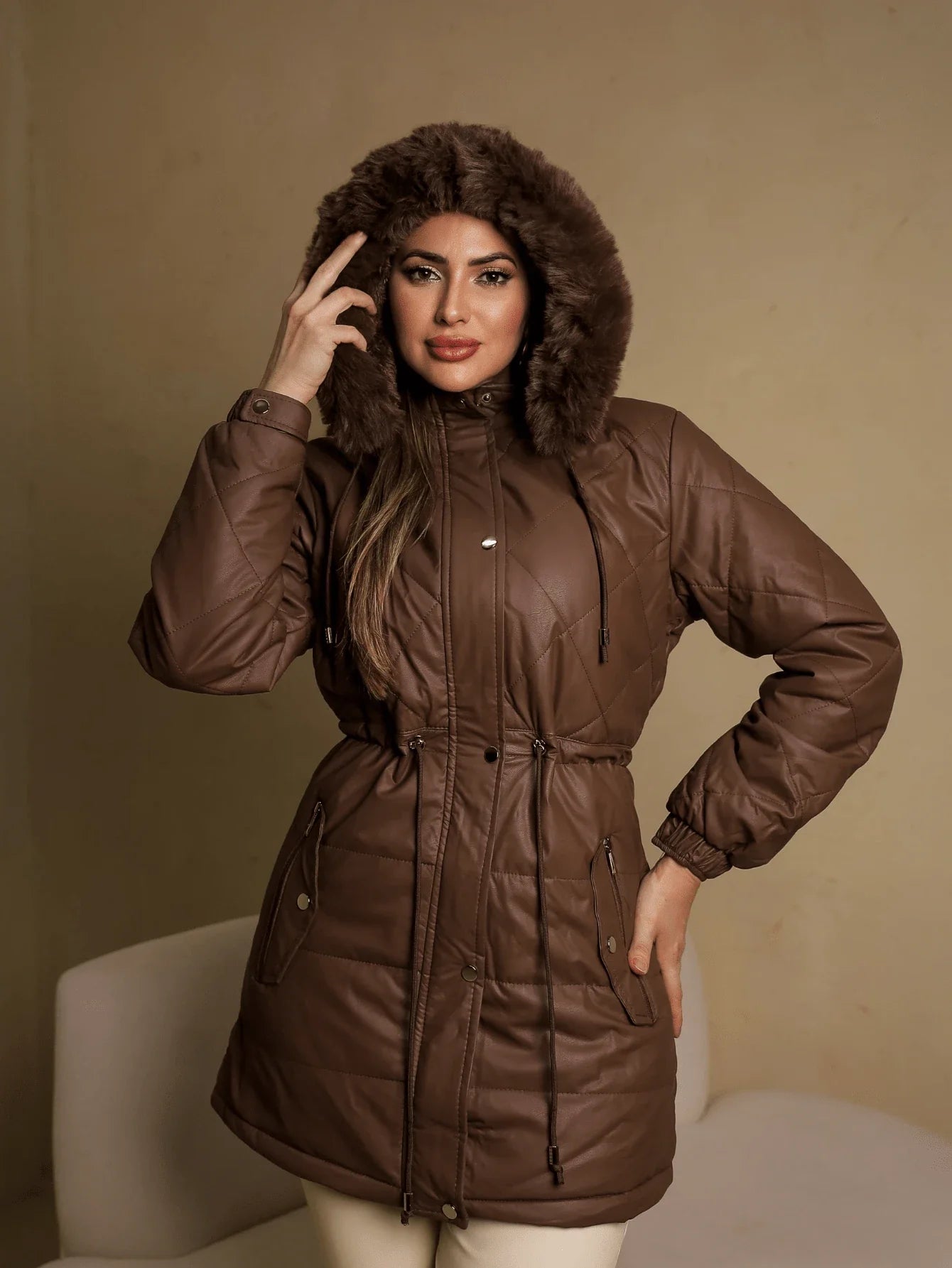 Sobretudo Feminino de Couro Sintético com Capuz