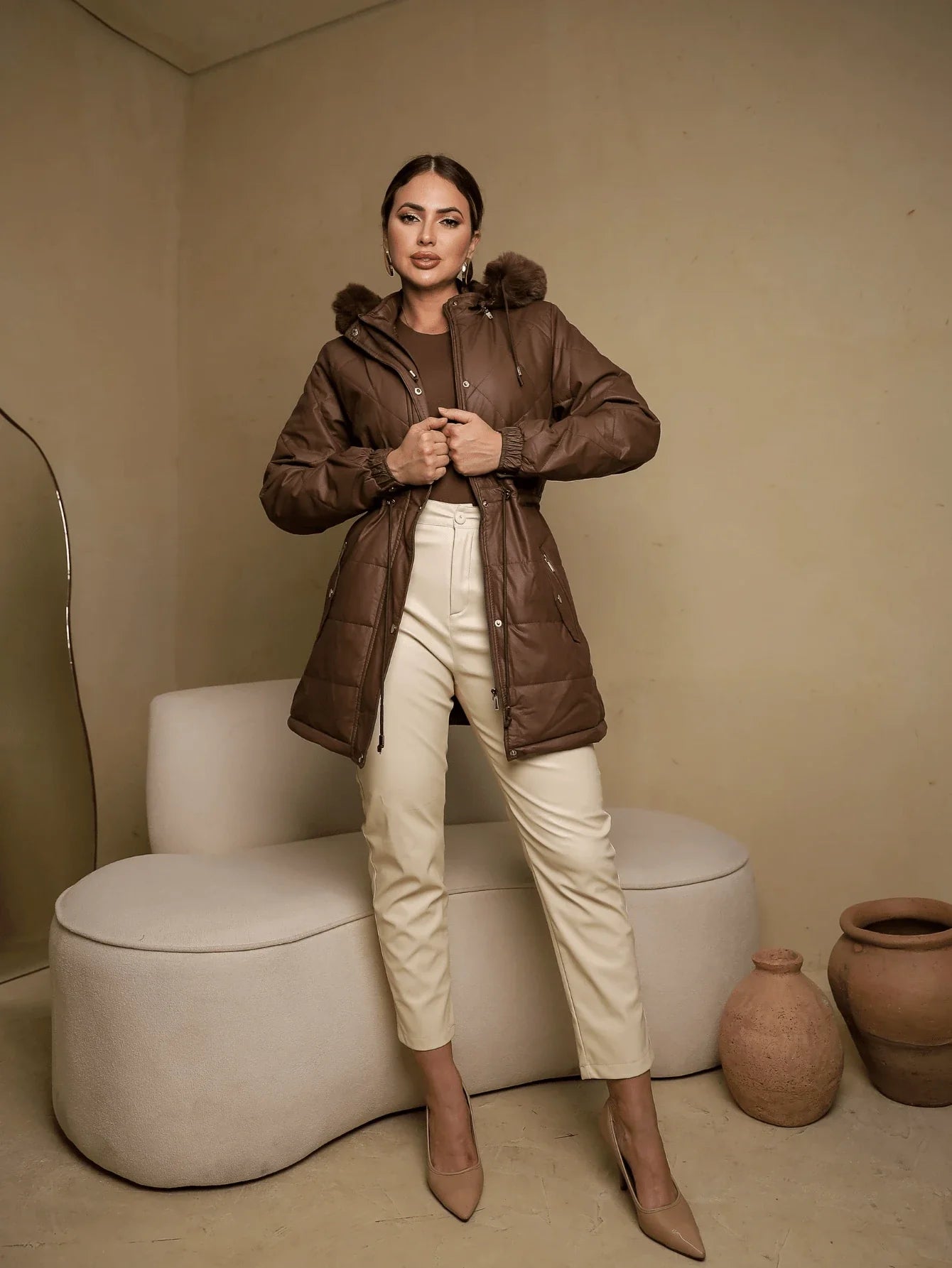 Sobretudo Feminino de Couro Sintético com Capuz