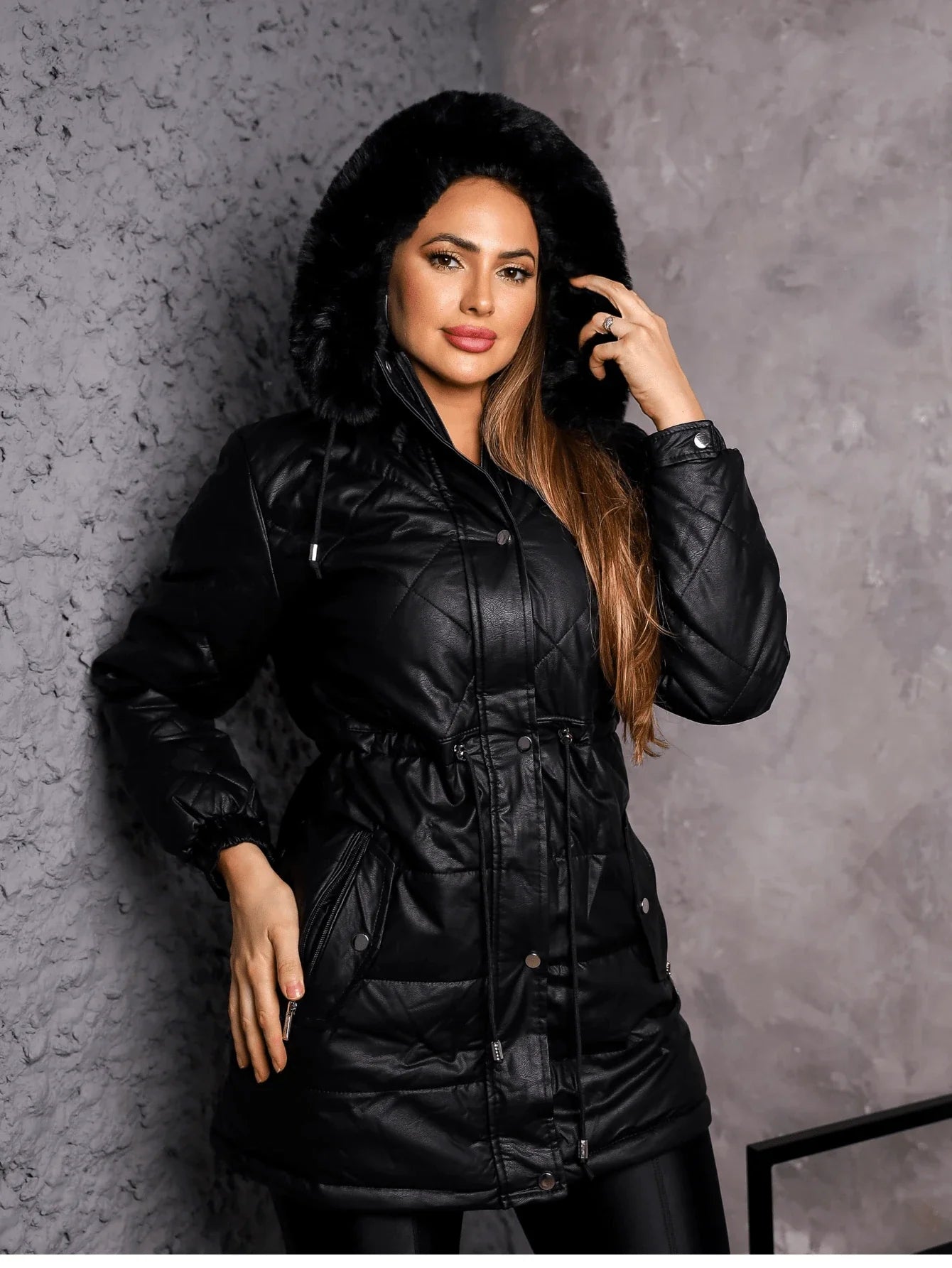 Sobretudo Feminino de Couro Sintético com Capuz