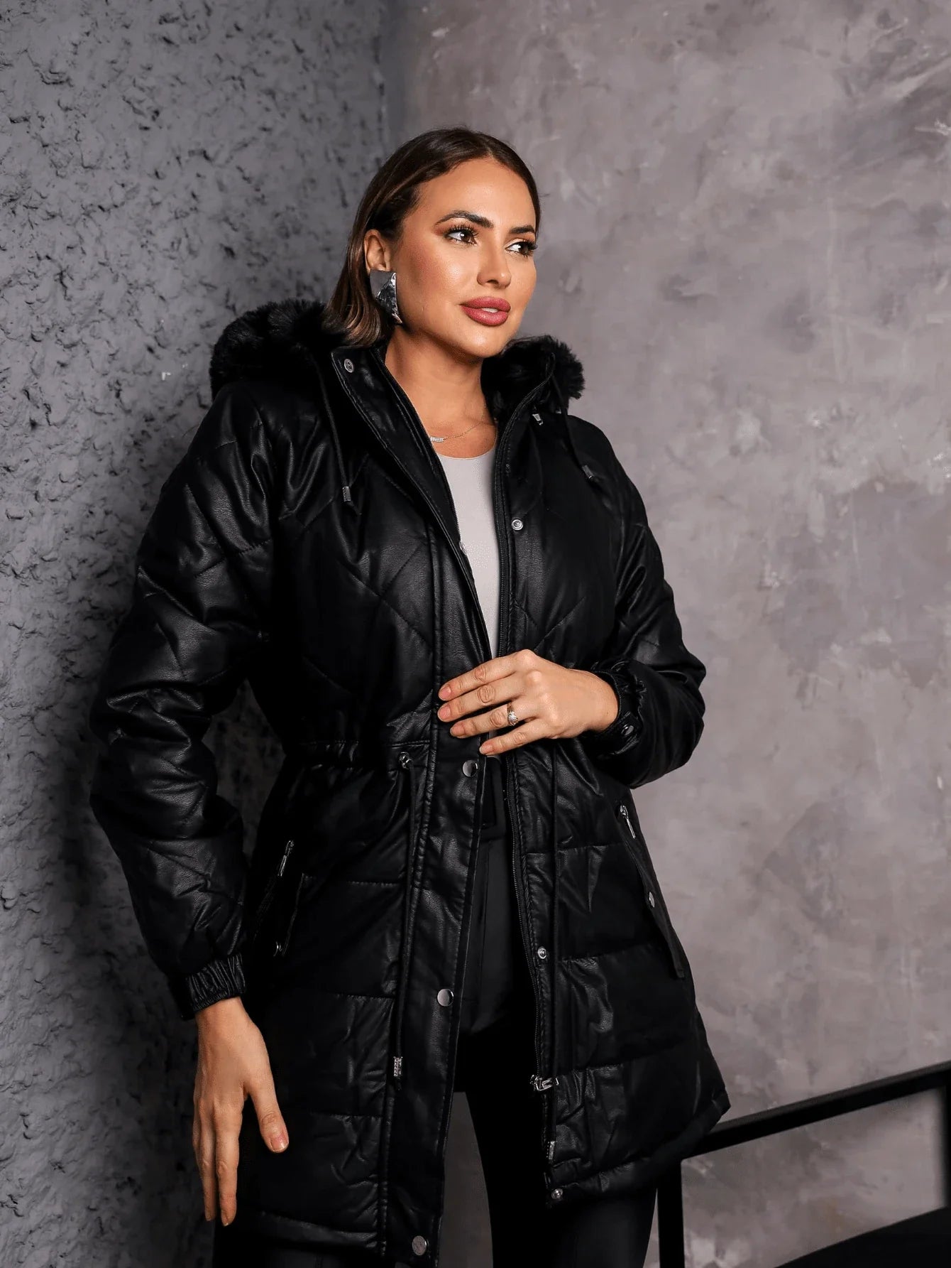 Sobretudo Feminino de Couro Sintético com Capuz