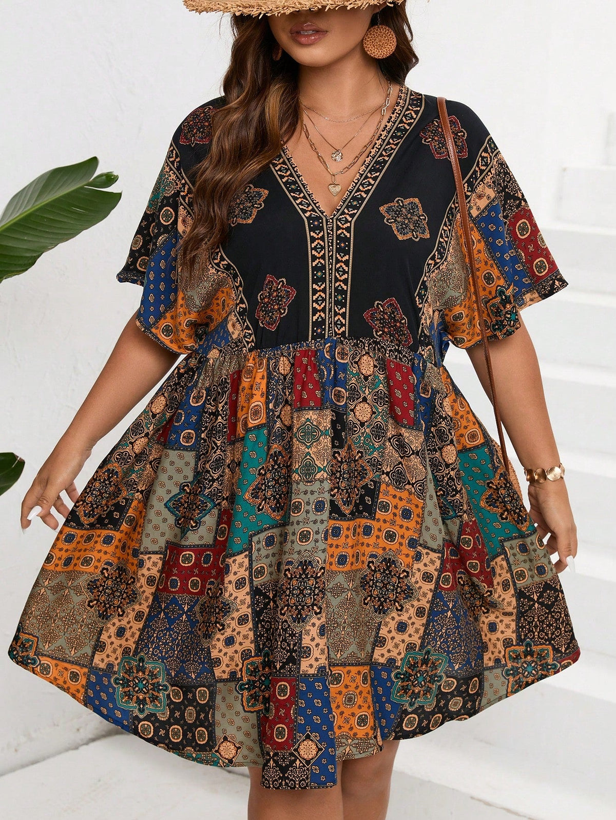 Vestido Feminino Plus Size em Estampa Retalho com Gola V