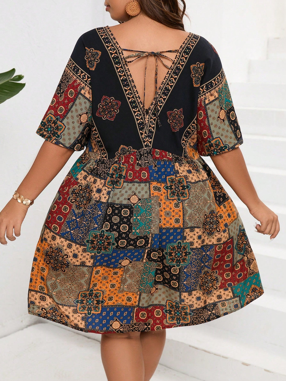 Vestido Feminino Plus Size em Estampa Retalho com Gola V