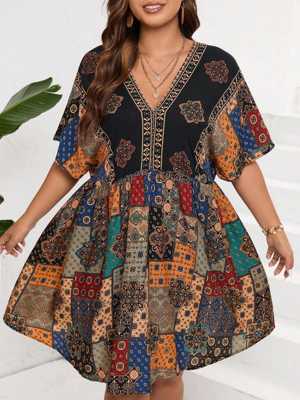 Vestido Feminino Plus Size em Estampa Retalho com Gola V