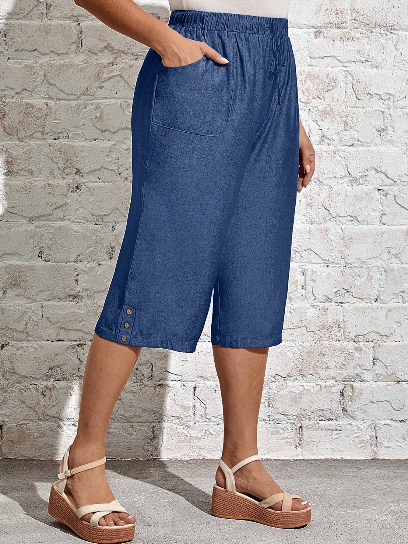 Calça Feminina Plus Size Capri com Bolsos e Detalhe de Botoes