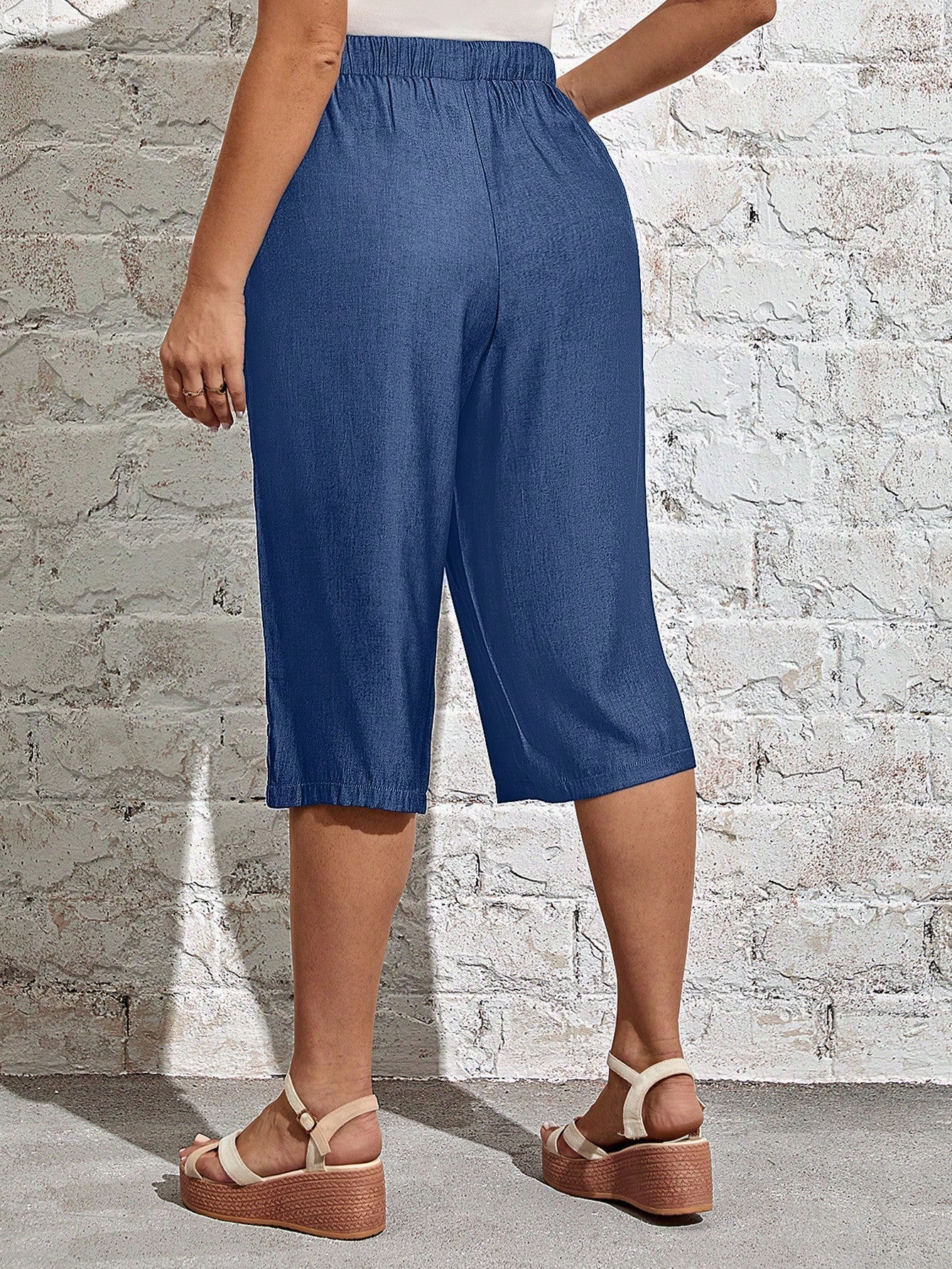 Calça Feminina Plus Size Capri com Bolsos e Detalhe de Botoes