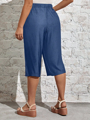 Calça Feminina Plus Size Capri com Bolsos e Detalhe de Botoes