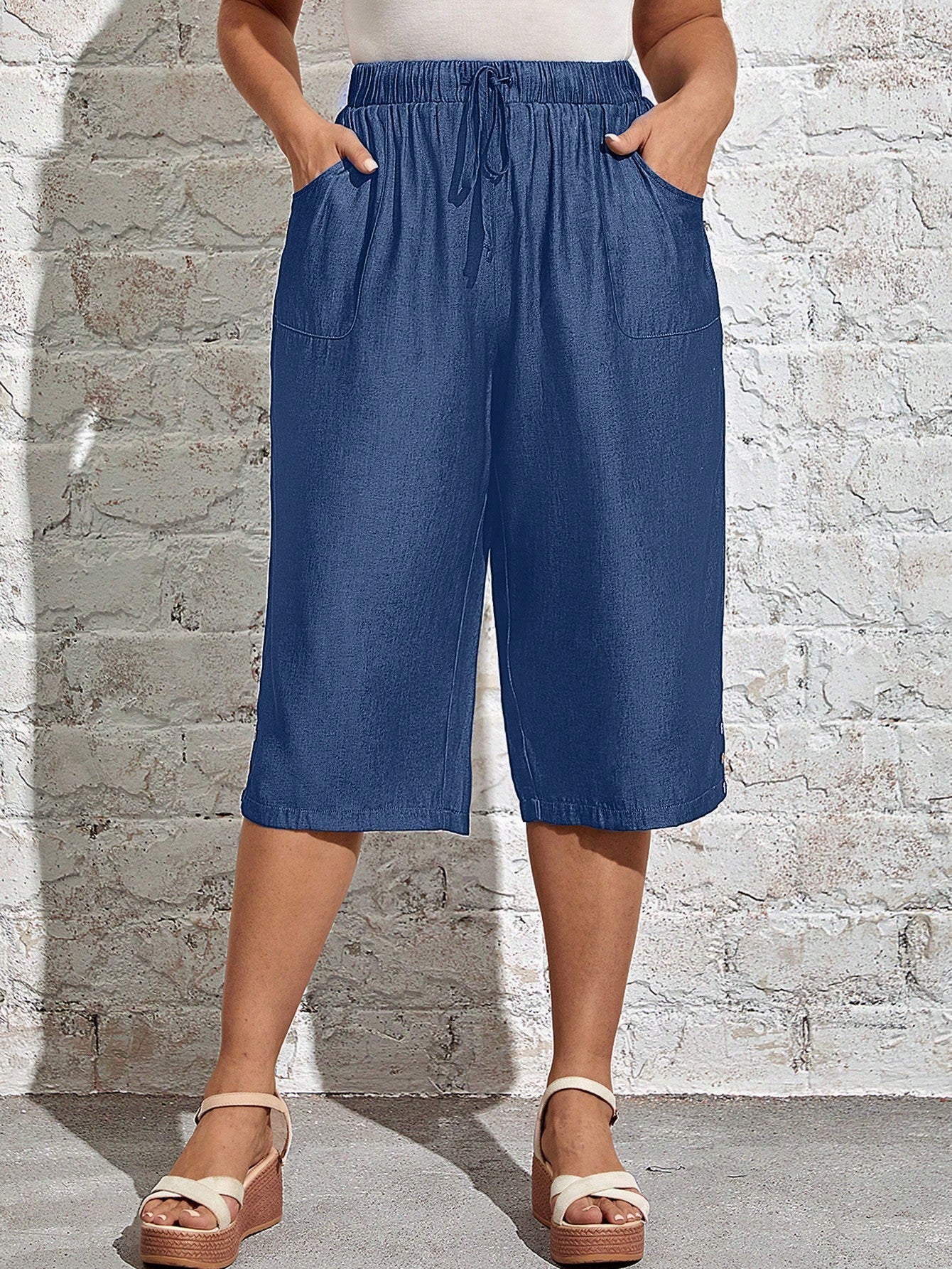 Calça Feminina Plus Size Capri com Bolsos e Detalhe de Botoes