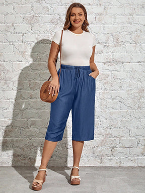 Calça Feminina Plus Size Capri com Bolsos e Detalhe de Botoes