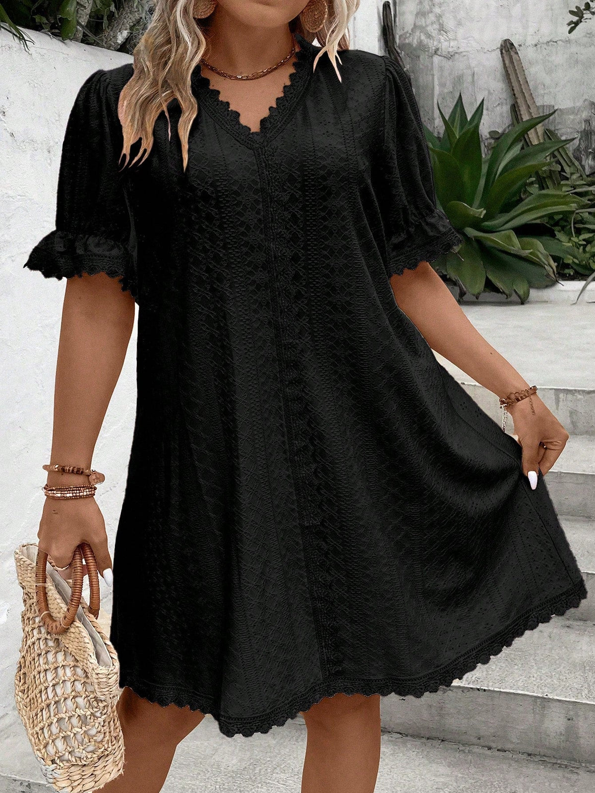 Vestido Feminino Plus Size Bordado com Gola V Essence