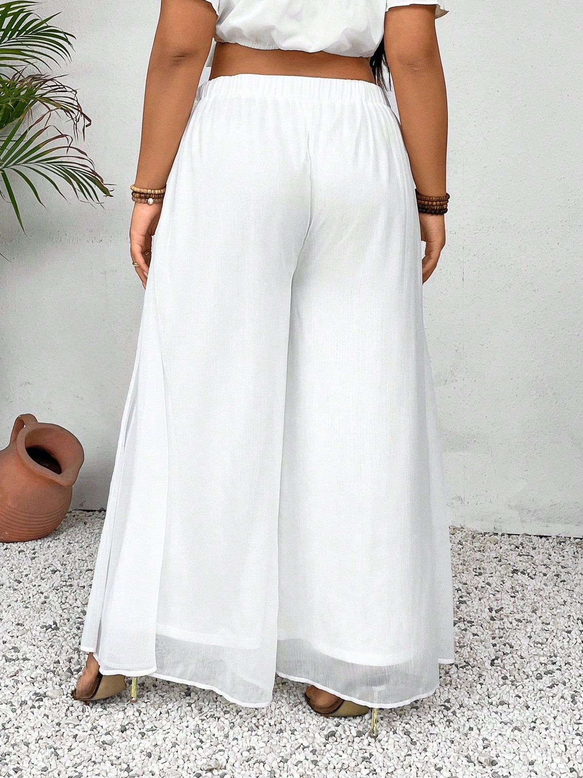 Calça Feminina Plus Size com Cintura Elastica e Detalhe em Corte Fluido