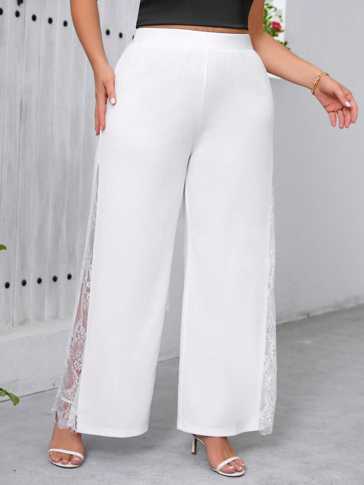 Calça Feminina Plus Size com Detalhes em Renda e Fendas Laterais
