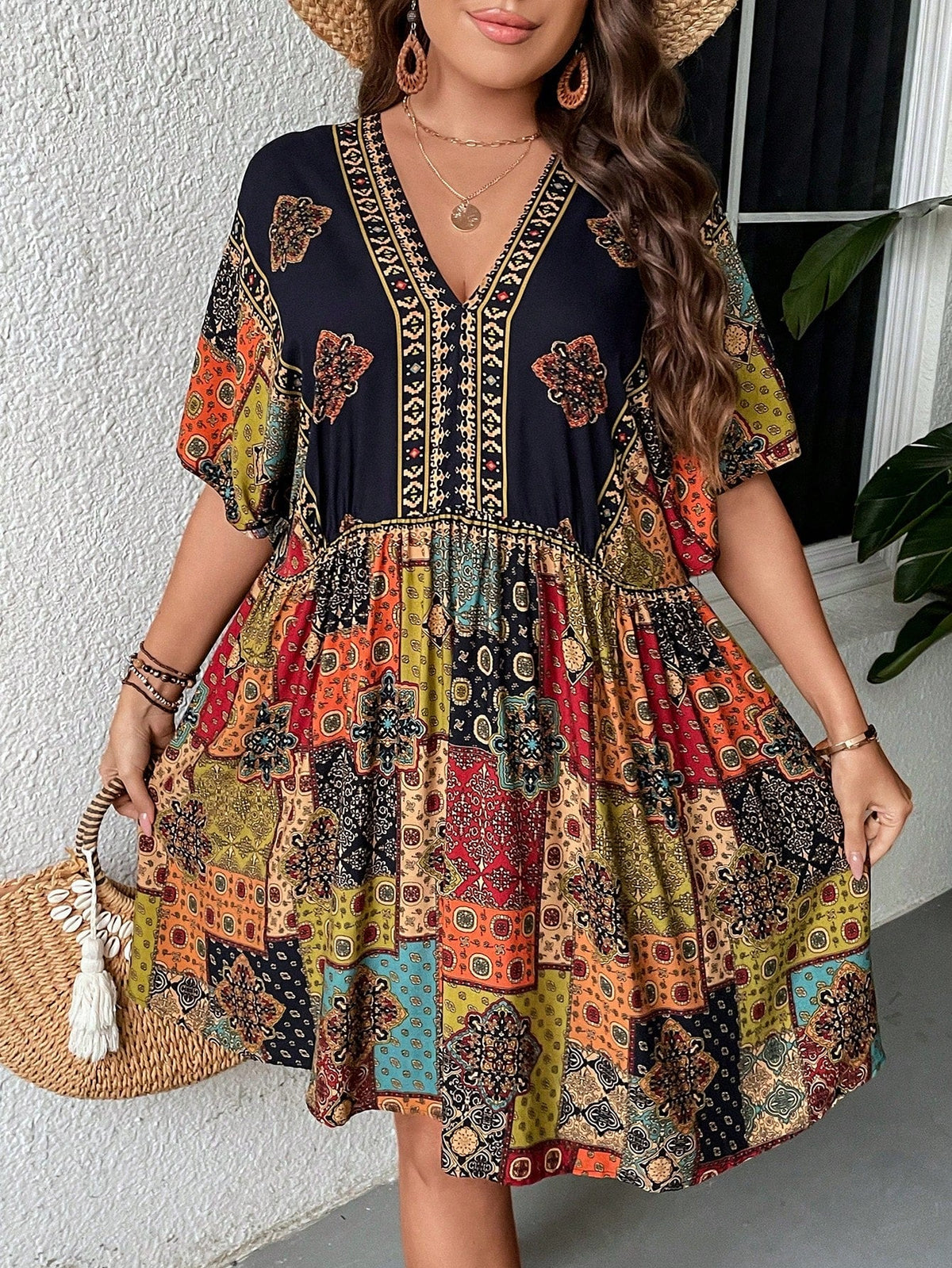 Vestido Feminino Plus Size em Estampa Retalho com Gola V