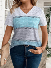 Blusa Feminina Plus Size Manga Curta com Gola V Estampada