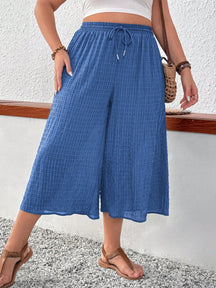 Calça Feminina Plus Size 3/4 Texturizada com Amarra