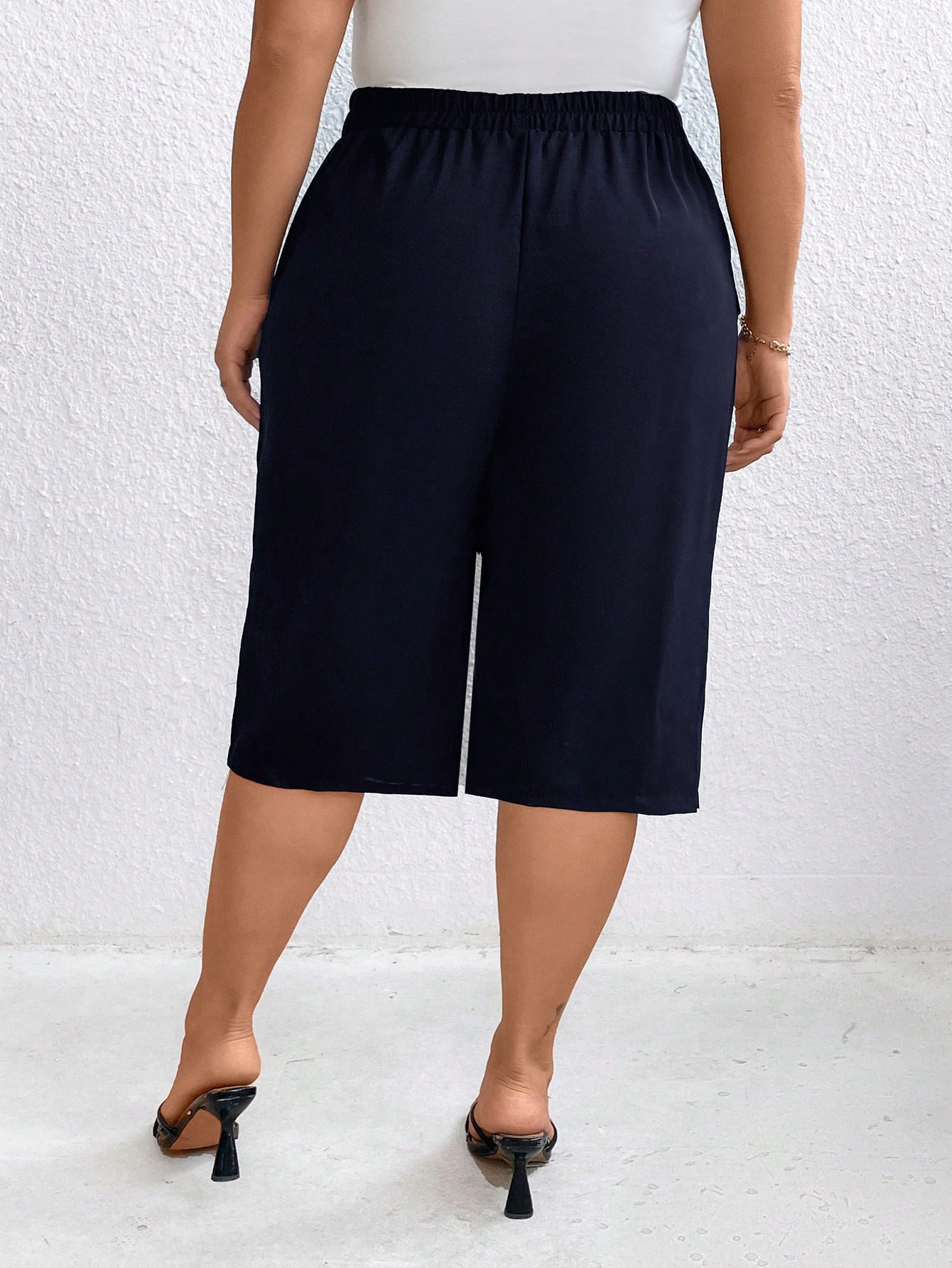 Calça Feminina Plus Size Curta Capri com Botoes Laterais